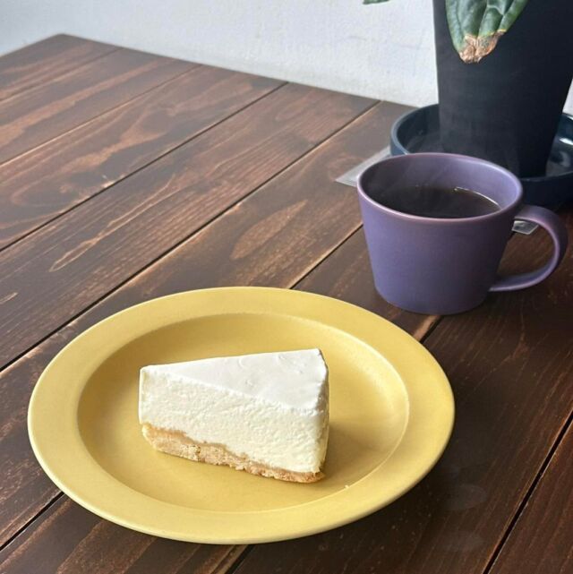 5/25 Sun. 11:00 - 18:00
雨の日曜日。今日も焙煎しながらご来店お待ちしております。良い感じの珈琲と良い感じのチーズケーキ、置いてます。

#敦賀カフェ #珈琲豆卸 #コトコトな暮らしのお店 #雑貨アンドカフェcoto #自家焙煎 #福井 #敦賀 #カフェ