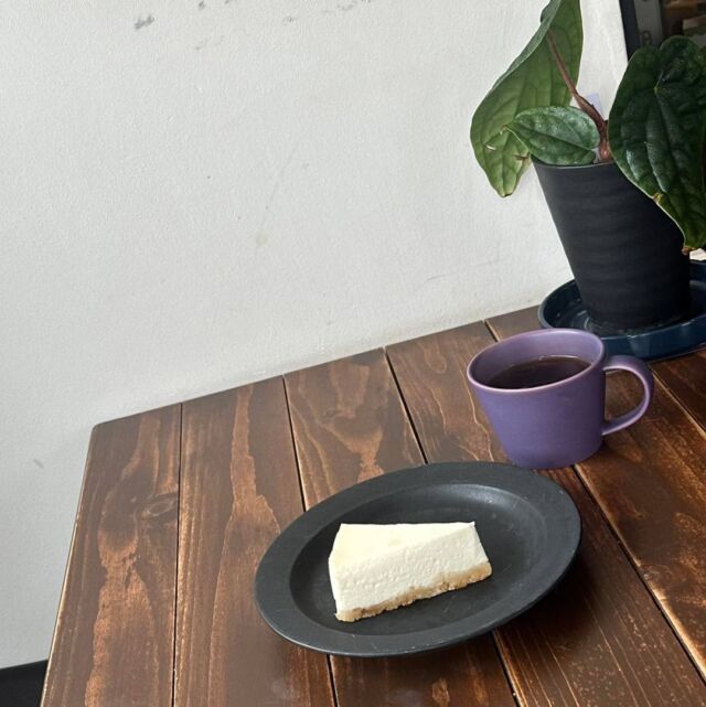 5/31 Sat. 11:00 - 18:00
週末はcotoの営業日です。
今日も焙煎しながら皆さまのご来店お待ちしておりますね。店を開けている間、ほぼ焙煎機動いていますので少しお待ちいただければ店頭在庫のない豆も焼きますので、お気軽にお申し付け下さいね。

写真は「マラウィ ミスク組合 ウォッシュト」とレアチーズケーキ、後ろはアンスリウム ルクスルリアンス。

今日ものんびり、いきましょう♪

#敦賀カフェ #珈琲豆卸 #コトコトな暮らしのお店 #雑貨アンドカフェcoto #自家焙煎 #福井 #敦賀 #カフェ